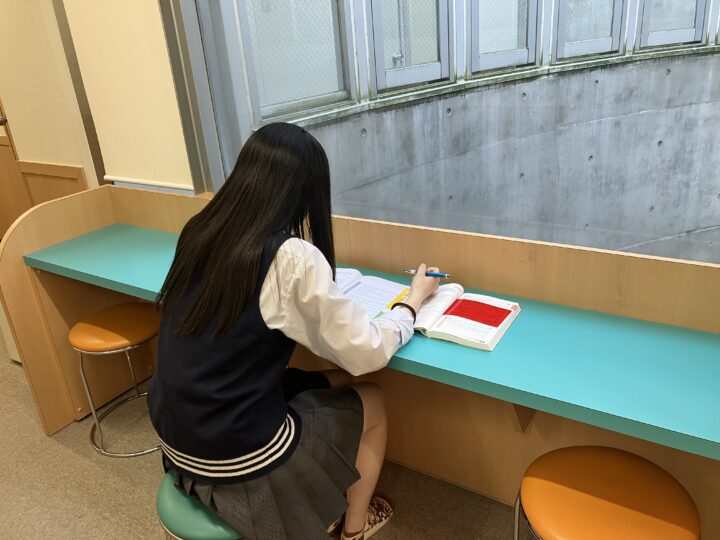 ロビーの自習スペースは幼稚園生から中高生まで幅広く利用いただけます。2時間～3時間も自習を頑張る中高生もいらっしゃいます！亀有校のこども英語・英会話教室アミティー