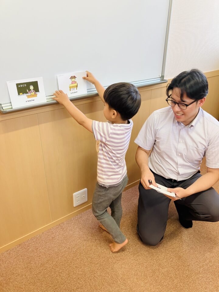 亀有校では、ベビー〜年少さんクラスが大人気！英語をぐんぐん吸収するには、日本語と同じ時期にたくさん話しかけて、自然に習得させることが大切です。 6ヶ月の赤ちゃんからOKです♪亀有校のこども英語・英会話教室アミティー