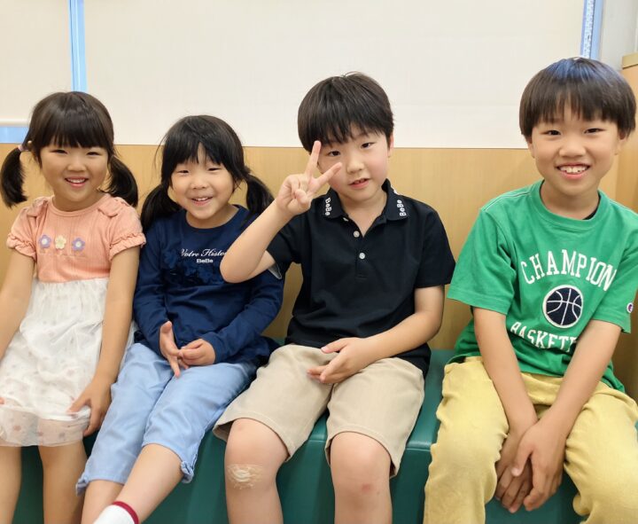 ごきょうだい・おともだちと一緒に通えるクラスがたくさん！邦人・外国人講師クラスの同時開講枠も増えて、スケジュールがぐっと便利になりました。 おともだちと楽しく学びながら、ほかの子からも自然にたくさんのことを吸収できます♪亀有校のこども英語・英会話教室アミティー