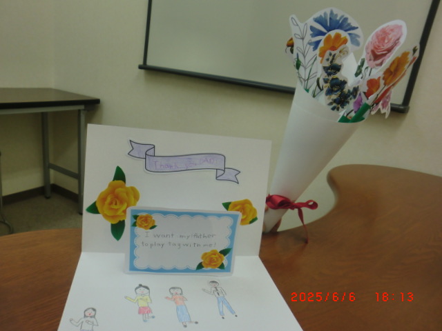 Father’s　Day ～Fun Craft～“What color does your father like？”　お父さんは何いろが好き？"What do you want your father to do?"　お父さんに何して欲しい？伝えたいことを英語にして、Fun Craft 英語で工作を楽しみました。長野校のこども英語・英会話教室アミティー