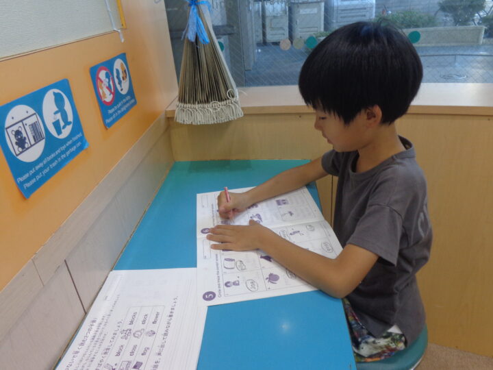 お迎えが来るまで！ 自習スペースでお勉強中。。。本厚木校のこども英語・英会話教室アミティー