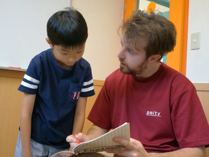 先生の説明を真剣にきいています広島己斐校のこども英語・英会話教室アミティー