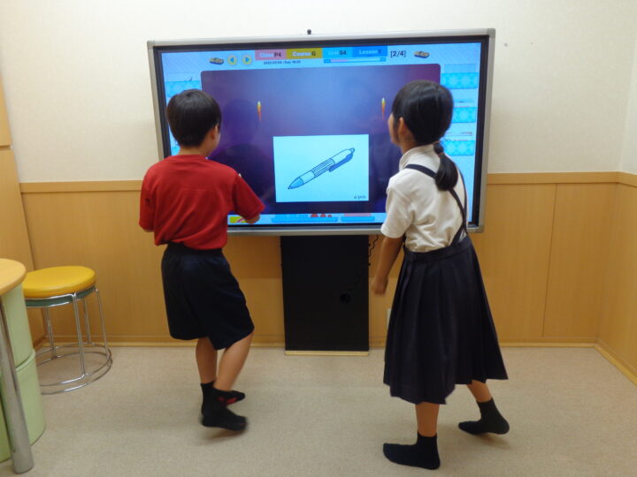 「楽しく身に付く」がアミティーのレッスンのモットー。小人数制で、お子様ひとりひとりの表情をしっかり見ながらアップテンポにレッスンが展開していきます！堺校のこども英語・英会話教室アミティー