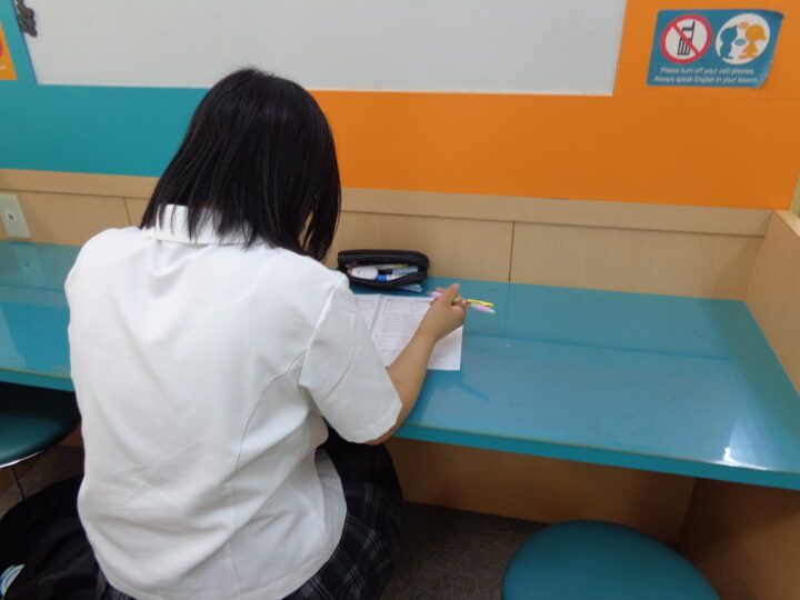 自習スペースでアミティーの宿題だけでなく学校の勉強もOK✨松本校のこども英語・英会話教室アミティー