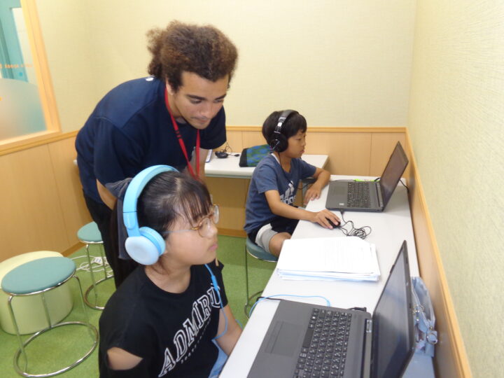 ★インタラクティブコース★一人1台のパソコンを使って、アルファベット学習から受験リスニング対策まで、年齢に合わせて幅広く対応しています。一宮校のこども英語・英会話教室アミティー