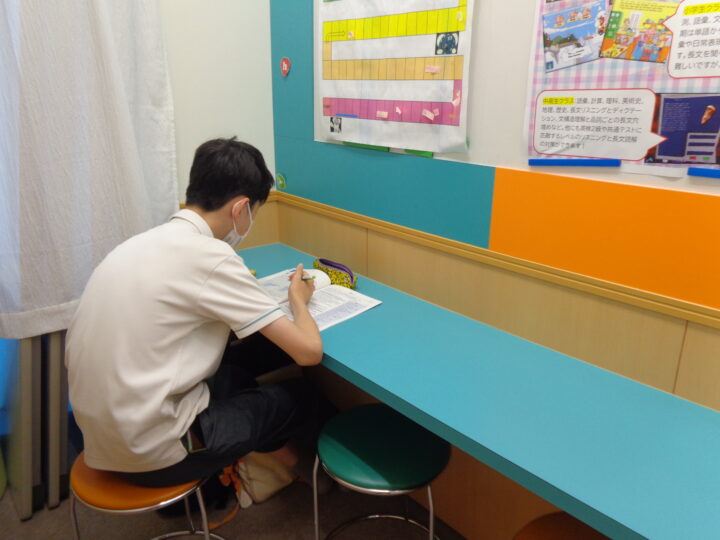 アミティーの自習スペースです。宿題をしたり、予習・復習をしたりいつもお子様でにぎわっています。一宮校のこども英語・英会話教室アミティー