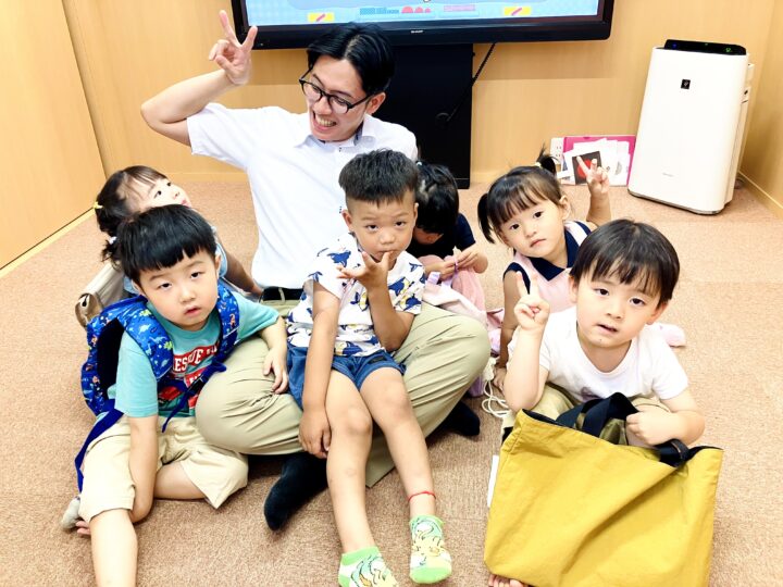 亀有校では、ベビー〜年少さんクラスが大人気！英語をぐんぐん吸収するには、日本語と同じ時期にたくさん話しかけて、自然に習得させることが大切です。 6ヶ月の赤ちゃんからOKです♪亀有校のこども英語・英会話教室アミティー