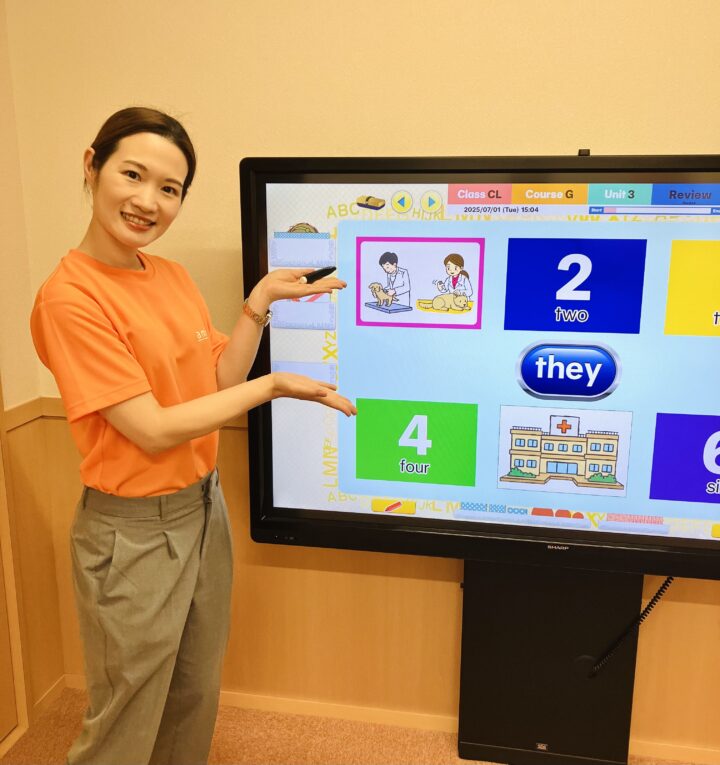 今年度、日本人講師による会話クラスが増えました！子ども英語のプロが担当するので、初めての方でも大丈夫です。きめ細やかなケアで、安心してスタートできます♪ 日本人講師のクラスもオールイングリッシュです。 ★新設クラス多数につき、今なら残席に余裕があります！ お早めにどうぞ♪亀有校のこども英語・英会話教室アミティー