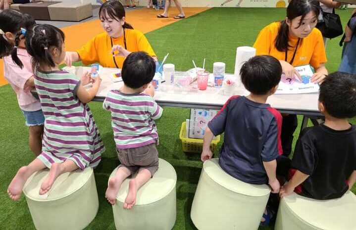 【イオンモール館内での無料イベント】イオンモール大日3階SHIBANIWAスペースにて、無料夏祭りイベントを行いました♪大阪守口校のこども英語・英会話教室アミティー
