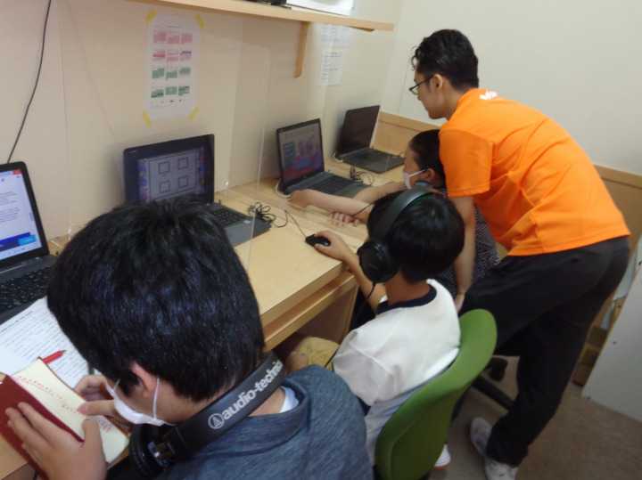 ゲーム感覚で楽しく学べるインタラクティブコース💻ネイティブの子供が使用する学習プログラムを日本で体験できるんです✨四日市校のこども英語・英会話教室アミティー