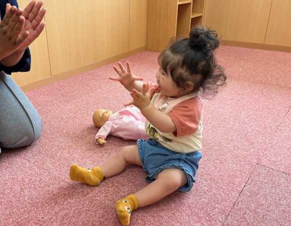 ベビークラスは大人気。土曜日も開講！赤ちゃんでしか聞き取れない音があります。小さい時から英語のシャワーを浴びて、苦労なく英語耳を鍛えましょう♪高梁校のこども英語・英会話教室アミティー