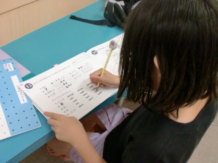 レッスン前に宿題終わらせなくちゃ…！上北沢校のこども英語・英会話教室アミティー