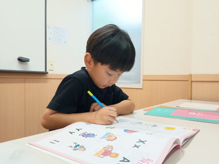 レッスンで習ったことを復習！真剣に書いてくれています。姫路校のこども英語・英会話教室アミティー