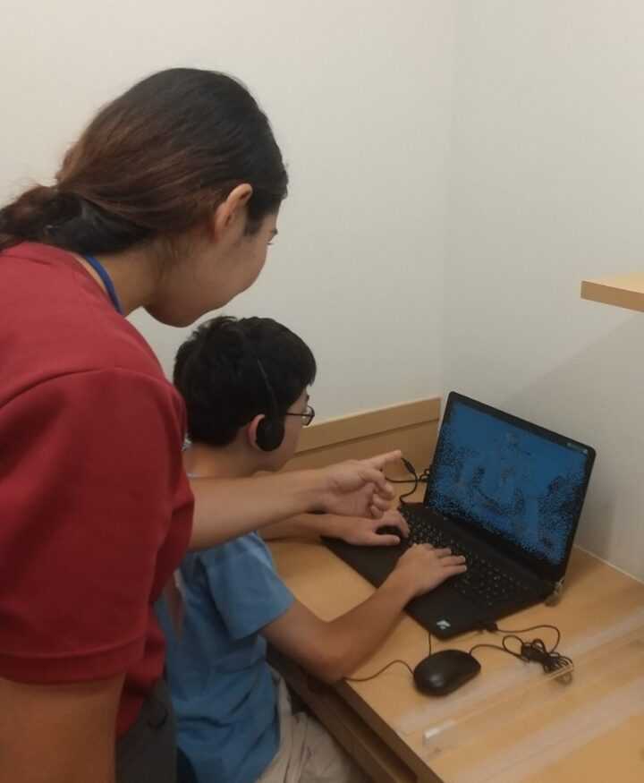 PC使用のインタラクティブコースは年中さんから受講頂けます！時代にあわせた学習形式で欧米の学校で「国語」として学ぶネイティブ英語を身につけましょう。西宮甲子園校のこども英語・英会話教室アミティー