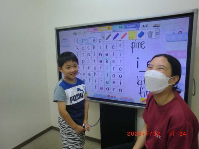 大画面タッチパネル式電子ボードを使った　i　Lesson　お子様にとってこの画面の大きさは、実際の場面を体感し、英語を学ぶことができます。長野校のこども英語・英会話教室アミティー