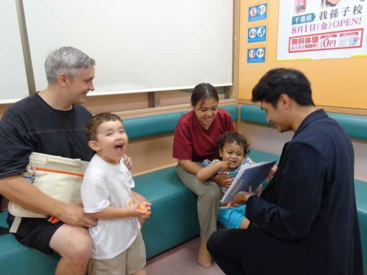お子様のレッスン中は保護者の方はこちらのロビーでお待ちいただいています。保護者の方同士の子育ての情報交換の場所ともなっています！子育て世代ならではの悩みや共感する場面も多いと思います。レッスン後は先生と一緒にレッスンで習った内容を子供たちが保護者の方へ披露します🎵岡山校のこども英語・英会話教室アミティー