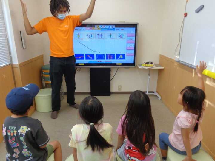 年中から小学校６年生のお子さんにはデジタルコンテンツを駆使したiLessonをご用意しております。４０年間のこども英会話スクールとしての実績から開発されたiLessonにはどんな生徒でも釘づけ！英語学習がより一層楽しくなります。堺校のこども英語・英会話教室アミティー
