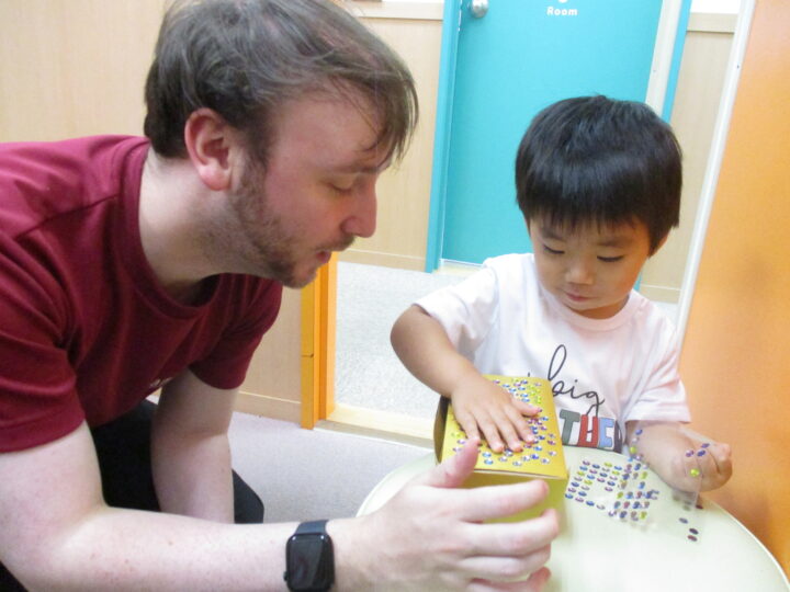 クラフトレッスンは楽しいね！夢中になって作業をしています！We found the treasure chest!たまプラーザ校のこども英語・英会話教室アミティー