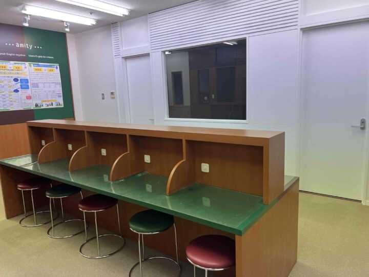 【学校内学習環境】自習学習スペースもゆったりと設けられ、レッスン前後はもちろん、には自主学習もできます。わからないことがあればいつでもスタッフに声をかけて下さいね大阪守口校のこども英語・英会話教室アミティー