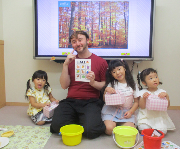 秋のイベントの様子🍂楽しい秋のピクニックイベントが行われました！！ みんなで、クラフトパイ🥧を作ったり、リーフハンティングをしました🍂たまプラーザ校のこども英語・英会話教室アミティー