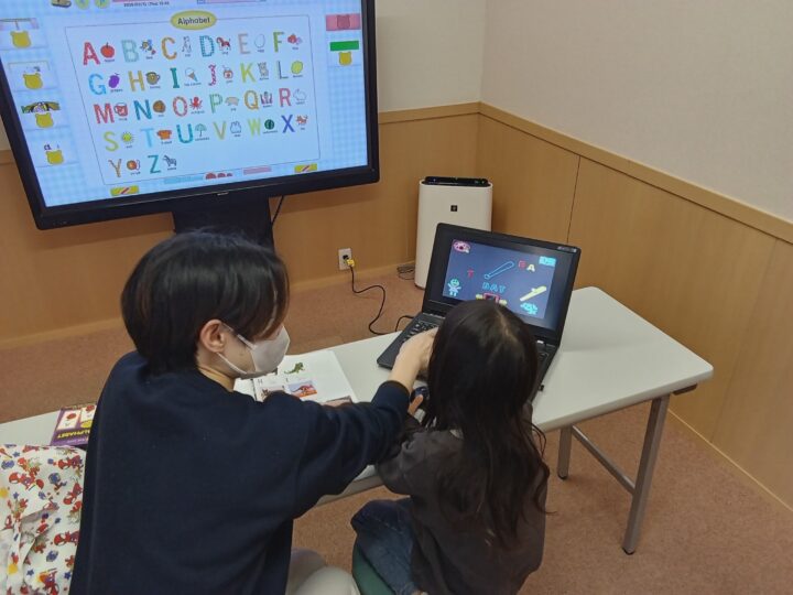 ABCパズルでフォニックス亀有校のこども英語・英会話教室アミティー