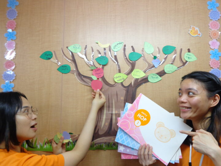 ✍ドリルの木にはみんなの頑張りがたくさん！どんどん素敵な果物が増えていくよ🌳🍎🍌🍇二子玉川校のこども英語・英会話教室アミティー