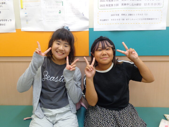 💖アミティーで出会ったふたりは、ほぼ同じ時期にレッスンを始めました。 それぞれ別々のプライベートレッスンを受けていますが、すぐに仲良しに！レッスンの前後には、一緒におしゃべりしたり遊んだりするのも楽しんでいます♪二子玉川校のこども英語・英会話教室アミティー