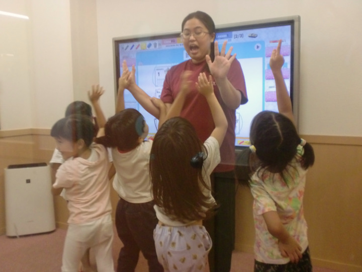 High five！もっと高くして！上北沢校のこども英語・英会話教室アミティー