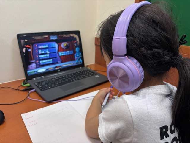 真剣…!どのアルファベットが入るのかな~?広島宇品校のこども英語・英会話教室アミティー