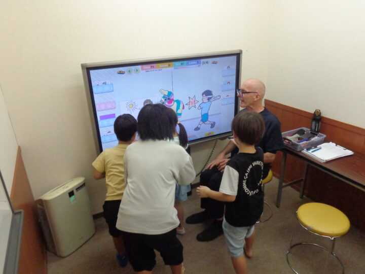 小学校低学年クラス、マイケル先生とアクティビティで競っています！呉校のこども英語・英会話教室アミティー