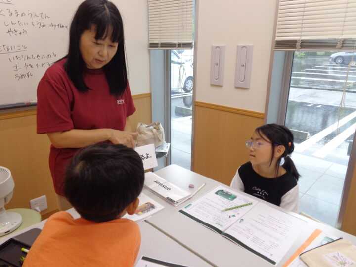 小学生対象の新文法クラスが10月よりスタートしました！「楽しく学べる♪」「わかりやすい」と好評です♡小学生全員にお勧めです！一宮校のこども英語・英会話教室アミティー