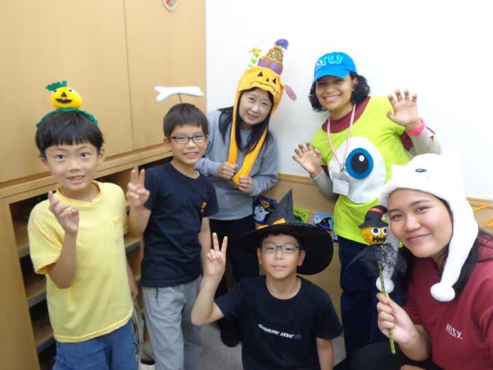 ハロウィンWeekなど季節のイベントも実施しています♪外国人の先生と一緒にさまざまな文化を体験しましょう！一宮校のこども英語・英会話教室アミティー