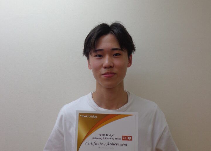 ⭐TOEIC BridgeのReadingで高得点を取得し、賞状をいただきました！彼も赤ちゃんの時からアミティー二子玉川校で英語を学んでいます。二子玉川校のこども英語・英会話教室アミティー