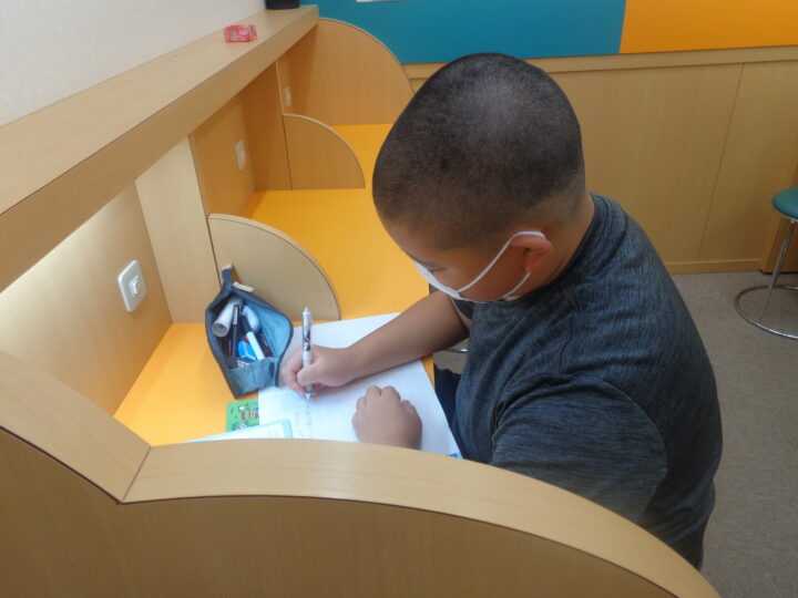 自習スペースは自由にご利用ください☆長岡校のこども英語・英会話教室アミティー