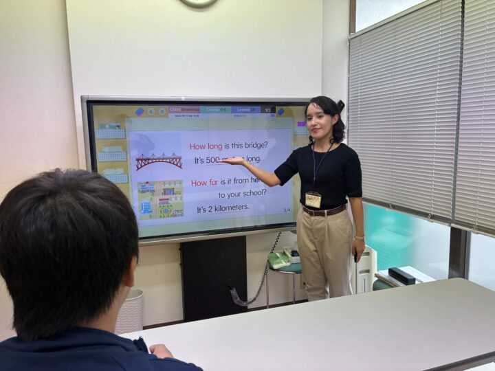 適切な時期に英文法の学習をスタート!会話と文法で総合的に学習できます。豊橋校のこども英語・英会話教室アミティー