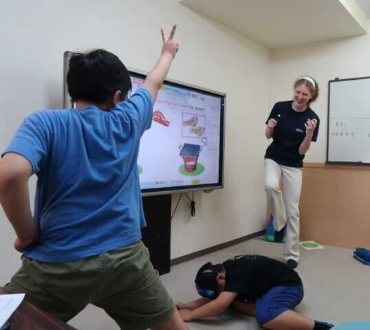 グループレッスンでの真剣勝負！広島大芝校のこども英語・英会話教室アミティー