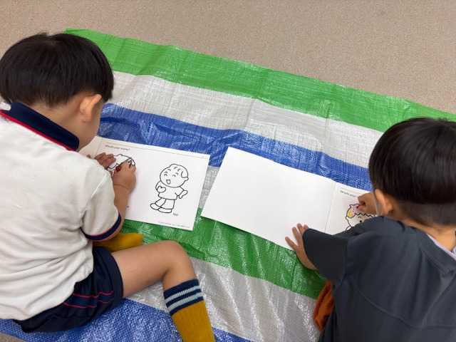 年少クラス☆"I like blue!"と言いながら、ぬりえに夢中です💙広島宇品校のこども英語・英会話教室アミティー
