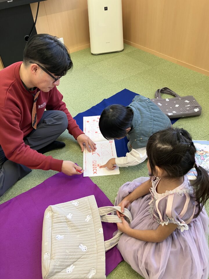 Homeworkがんばったよ!と積極的に見せてくれています。Great job!亀有校のこども英語・英会話教室アミティー