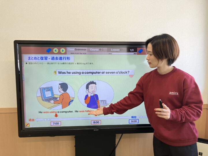 中学文法も大きなスクリーンで分かりやすく亀有校のこども英語・英会話教室アミティー