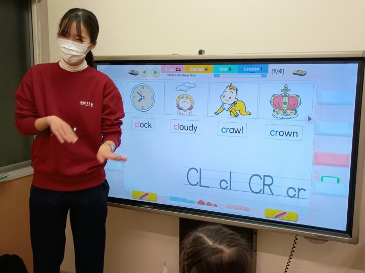 レッスンでは、フォニックス(英語の発音ルール)を練習し、英語を読む力をしっかりつけていきます!姫路校のこども英語・英会話教室アミティー