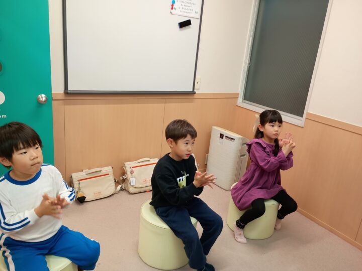 年中・年長さんクラスです☺アルファベットのライティング練習を頑張っています♬姫路校のこども英語・英会話教室アミティー