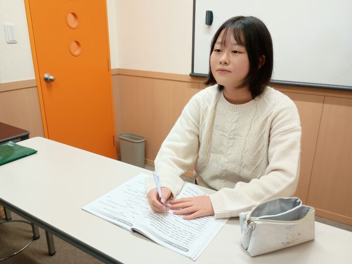 中学文法対策レッスンでは、テストフォローも行わせていただいております。ポイントを確認しながら、問題に一生懸命取り組んでくれております。姫路校のこども英語・英会話教室アミティー