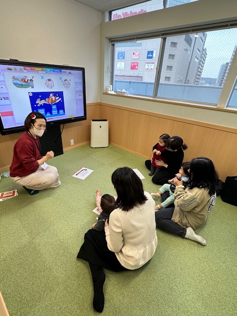 ０才、１才ベビーさん増えています☺ママと先生の英語にニコニコで反応してくれています亀有校のこども英語・英会話教室アミティー