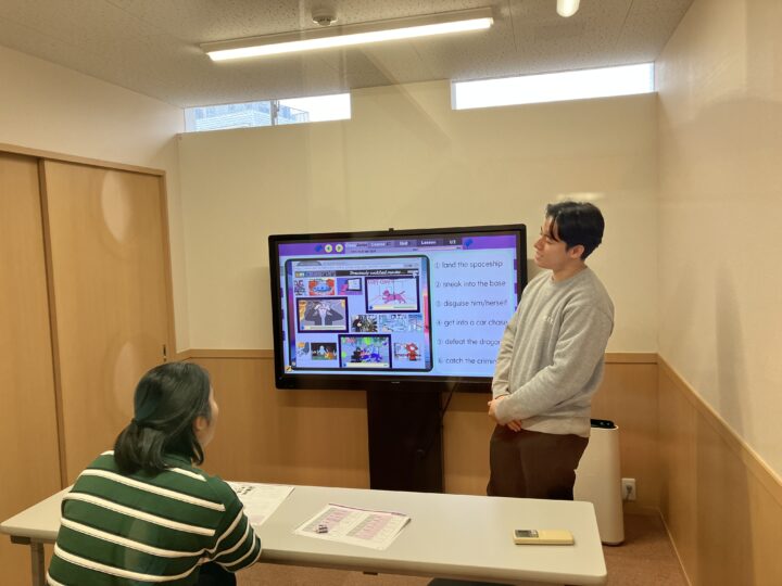 アクティビティで先生と勝負！普段学習している文法も、正確に話すのは難しい。。。練習あるのみ！亀有校のこども英語・英会話教室アミティー