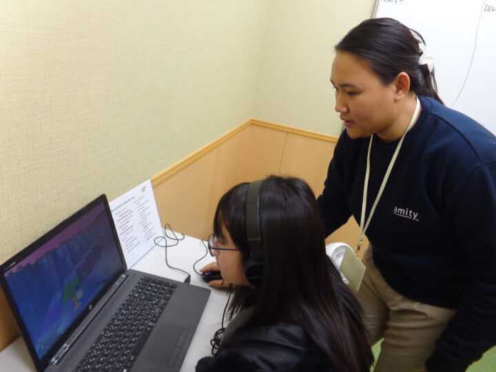 ★インタラクティブコース★一人1台のパソコンを使って、アルファベット学習から受験リスニング対策まで、年齢に合わせて幅広く対応しています。一宮校のこども英語・英会話教室アミティー