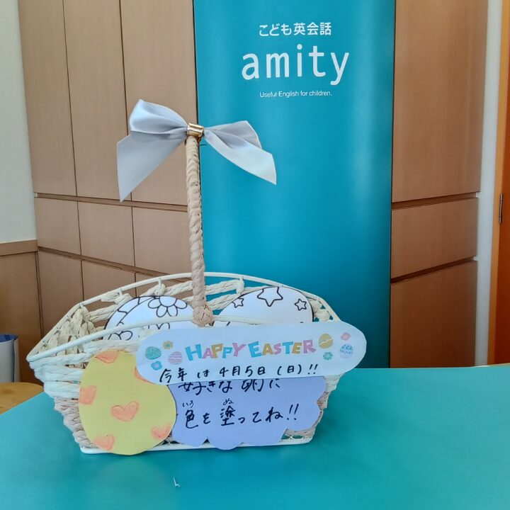 Welcome to Amity Tottori！玄関を入ってすぐのカウンターでは、英語学習についてのご相談など、随時カウンセリングを行っています。季節の行事が学べるコーナーを毎月設置しています🌟鳥取校のこども英語・英会話教室アミティー