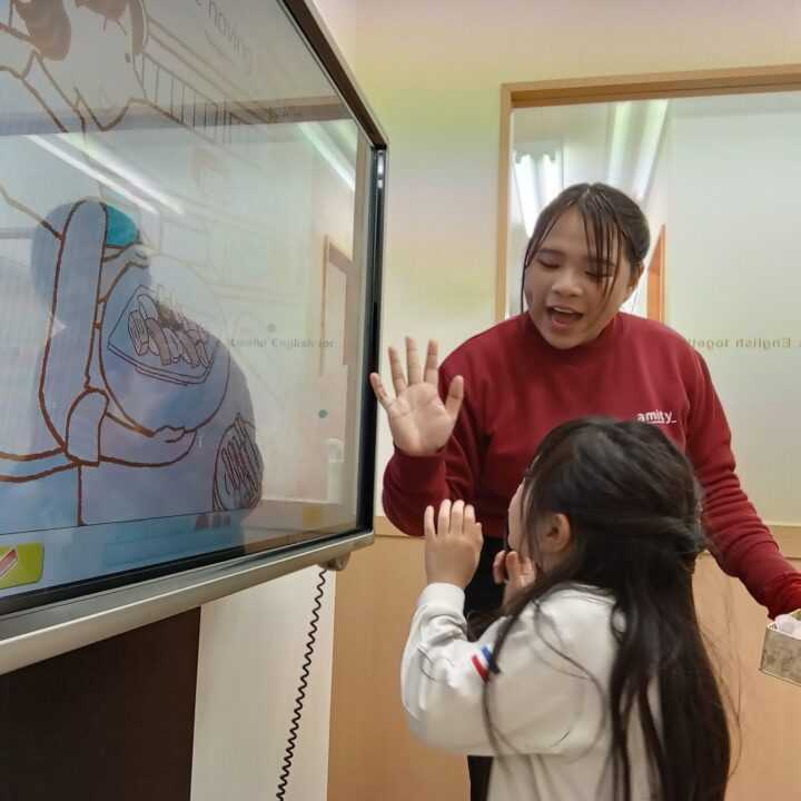 幼児クラスでは語学学習に非常に大切なリズム感を養います。英語を聞く力や話す力だけでなく、小学校入学前に読み書きのベースもバランスよく完成していきます。鳥取校のこども英語・英会話教室アミティー