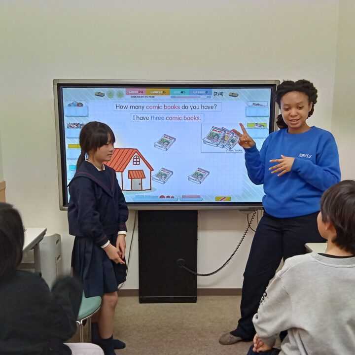 アミティーオリジナルのiLesson！オールイングリッシュのコンテンツと先生の進行で、英語を使う楽しさを体感していただけます！更に、予習復習用レッスン動画も見放題！ご自宅で動画でインプットをしてからレッスンで先生とアウトプットをするのがおすすめです！鳥取校のこども英語・英会話教室アミティー