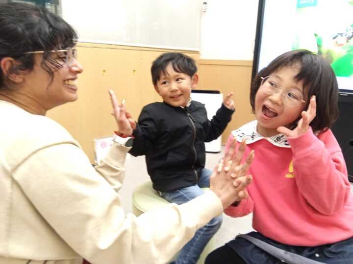 レッスン風景です。英語の発話にチャレンジ！先生にたくさん褒めてもらおう！小さな成功体験の積み重ねがお子様を育てます広島紙屋町校のこども英語・英会話教室アミティー