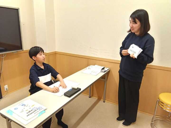 【読み書き・文法クラス】小学校１年生は読み書きクラス、３年生からは文法クラス！会話クラスで養った力を今度は書いて定着を図ります。熊本武蔵ヶ丘校のこども英語・英会話教室アミティー